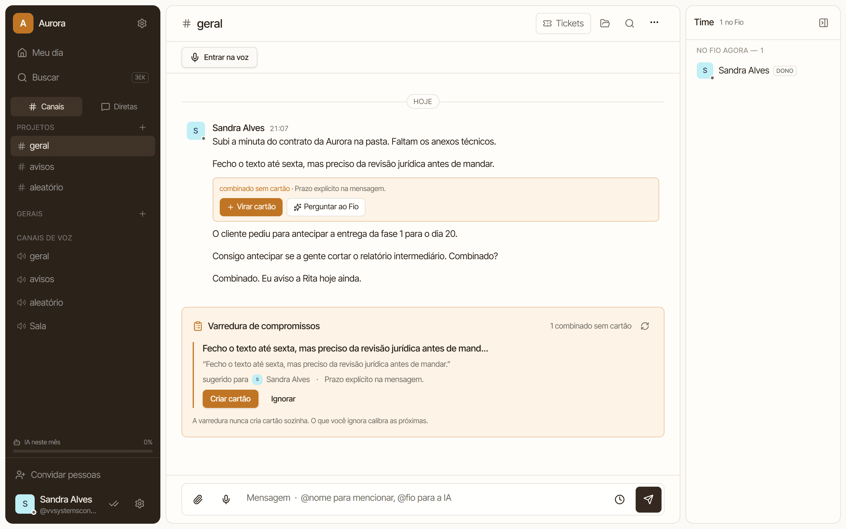 O Fio aberto num canal: a conversa no meio, os canais à esquerda e quem está online à direita.